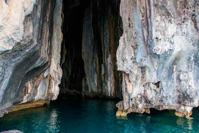 Cueva en las rocas en Filipinas