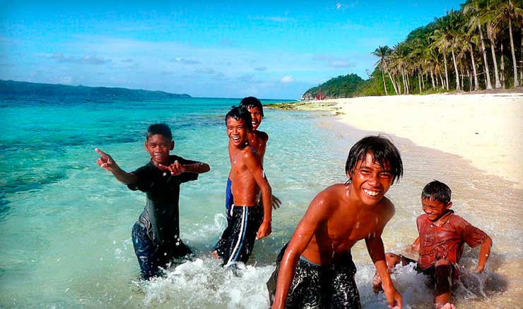 Niños en las Islas de Caminguin
