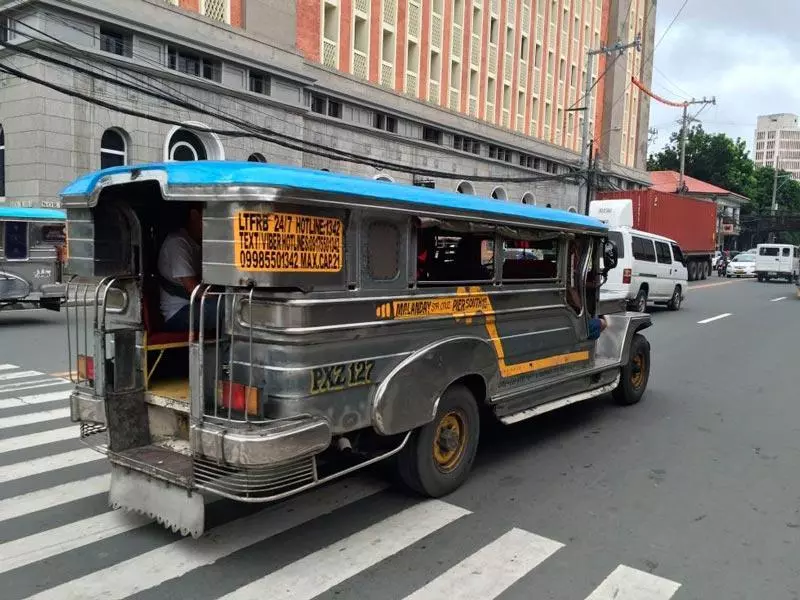 Filipinas transporte original con el jeepney