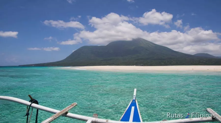 White Island y el volcán Hibok-Hibok vistos desde el mar en Camiguin, Filipinas White Island y el volcán Hibok-Hibok vistos desde el mar en Camiguin, Filipinas