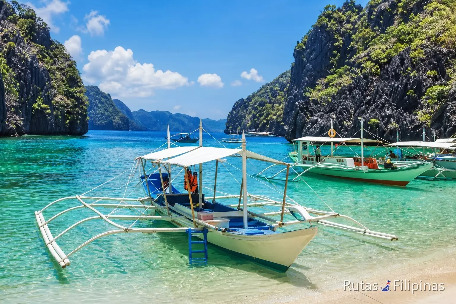 Island hopping en Filipinas con bangkas entre islas de aguas turquesas Island hopping en Filipinas con bangkas entre islas de aguas turquesas