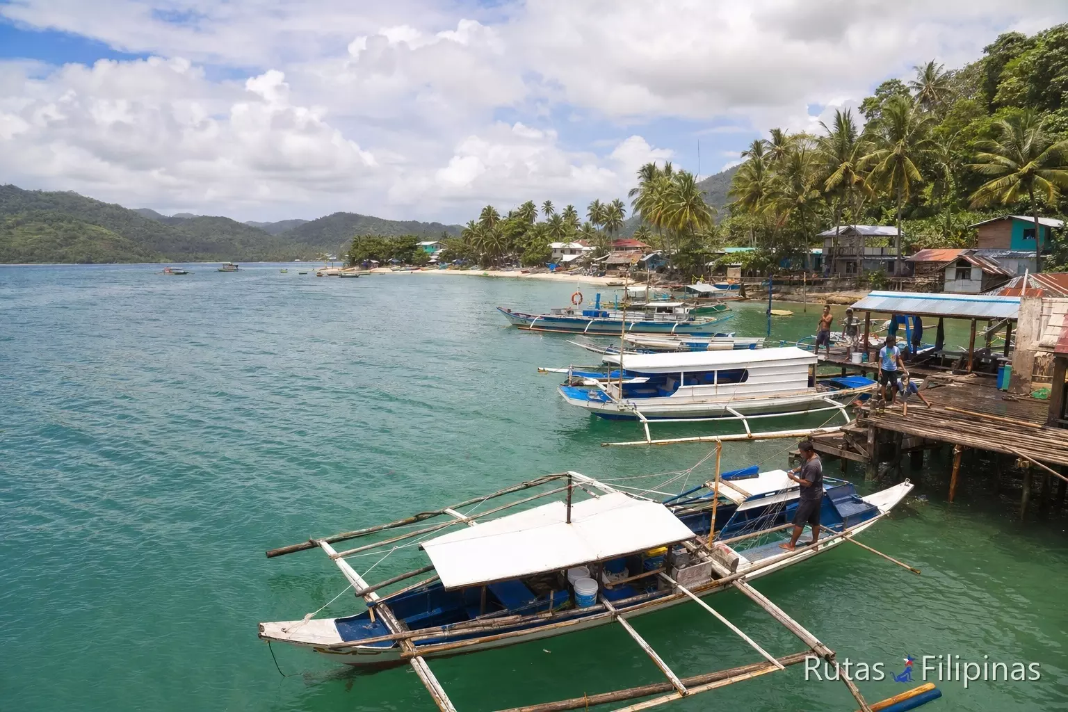 Bahía de Port Barton en Palawan con bangkas y pescadores locales Bahía de Port Barton en Palawan con bangkas y pescadores locales