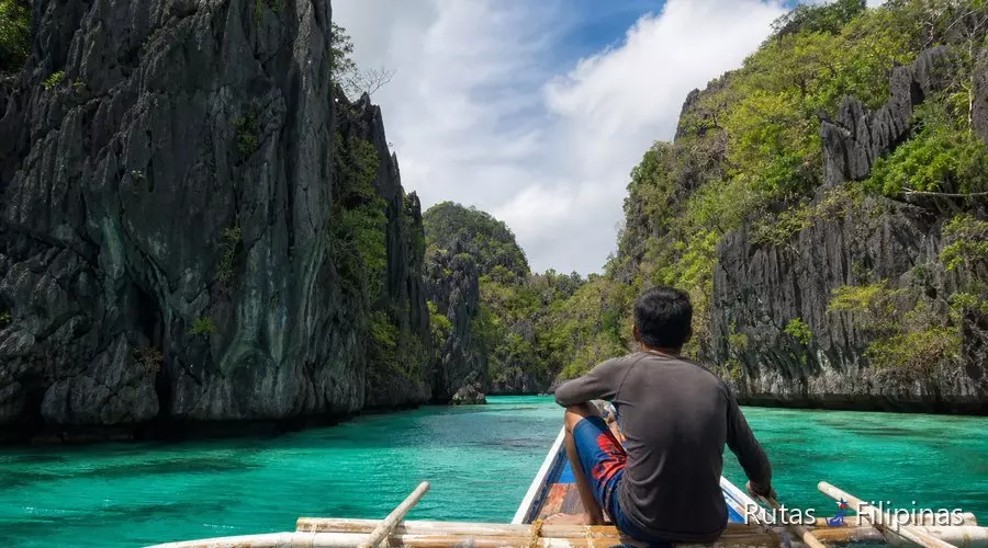 Bangka entre acantilados kársticos en la bahía de Bacuit, El Nido Bangka entre acantilados kársticos en la bahía de Bacuit, El Nido
