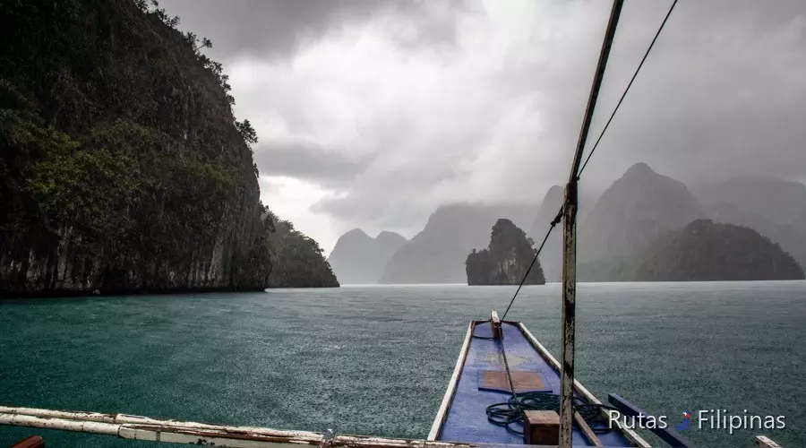 Islas de Filipinas con nubes tropicales durante agosto y septiembre Islas de Filipinas con nubes tropicales durante agosto y septiembre