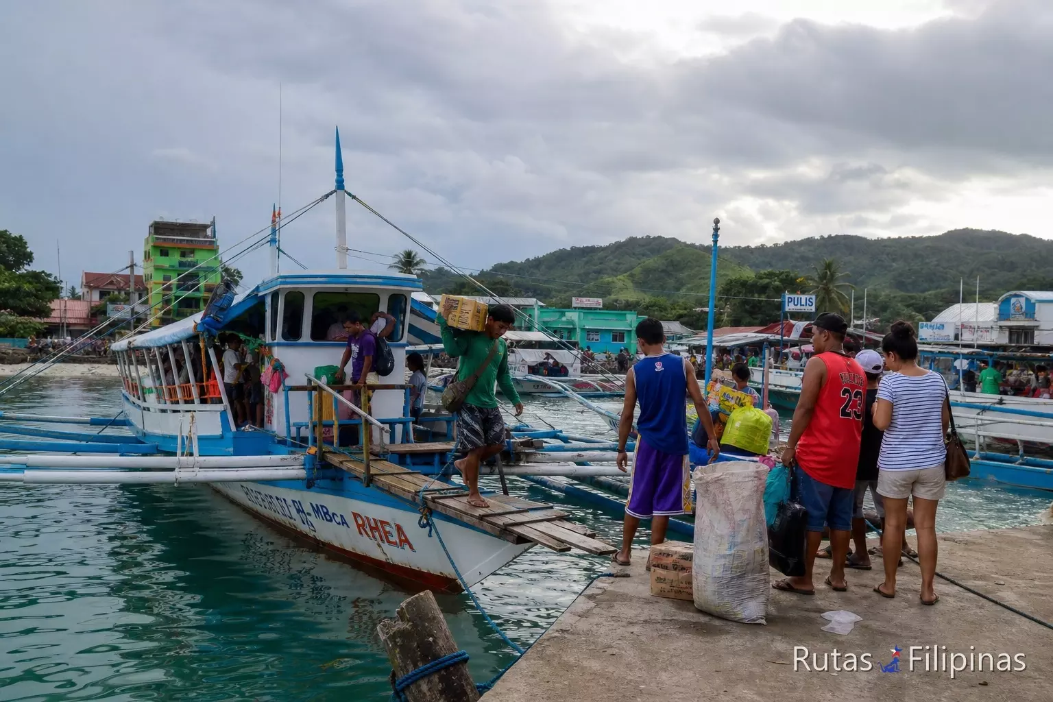 Puerto de ferris en Filipinas en junio, traslados entre islas con cielo tropical variable Puerto de ferris en Filipinas en junio, traslados entre islas con cielo tropical variable