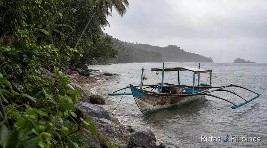 Costa tropical verde con bangka y cielo nublado en Filipinas en octubre Costa tropical verde con bangka y cielo nublado en Filipinas en octubre