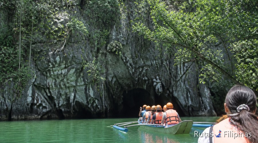 Entrada del río subterráneo de Puerto Princesa con bangka y acantilados de caliza